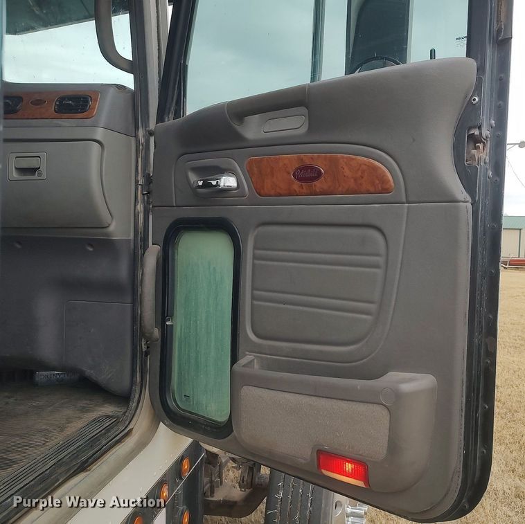 image for item MM9847 2006 Peterbilt 379  semi truck