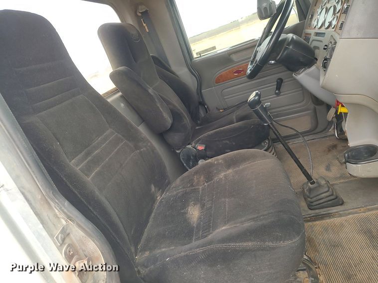 image for item MM9847 2006 Peterbilt 379  semi truck