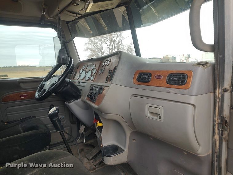 image for item MM9847 2006 Peterbilt 379  semi truck