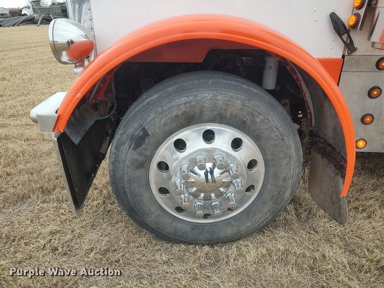 image for item MM9847 2006 Peterbilt 379  semi truck