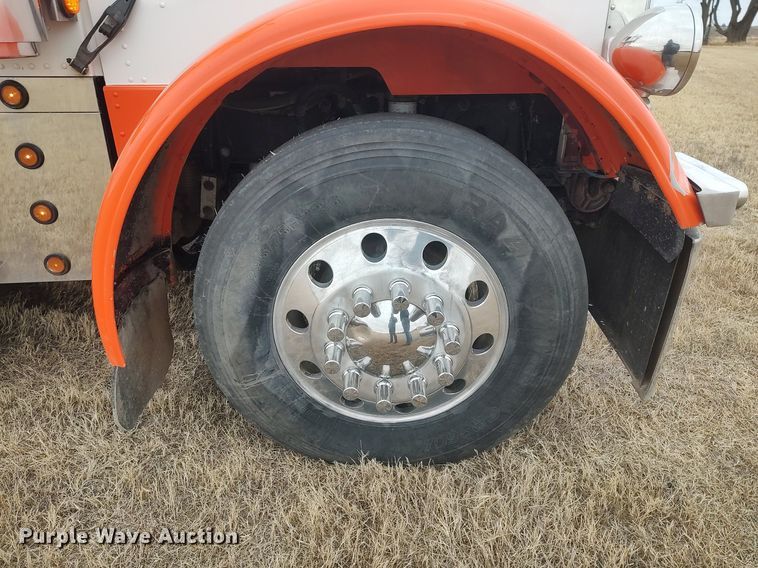 image for item MM9847 2006 Peterbilt 379  semi truck