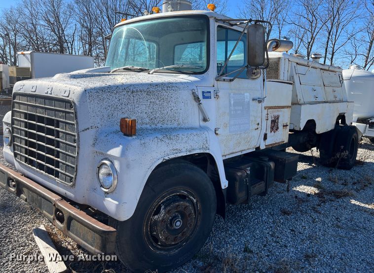 image for item MN9410 1981 Ford LN7000  truck cab and chassis