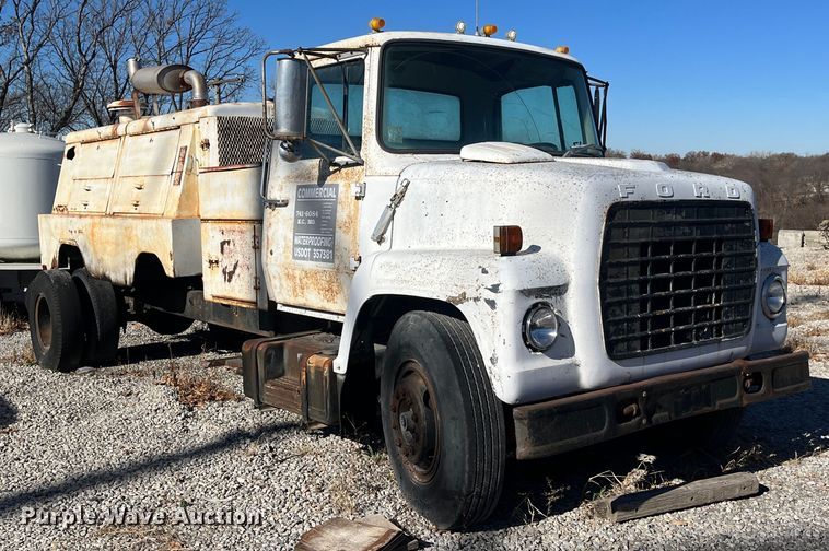 image for item MN9410 1981 Ford LN7000  truck cab and chassis