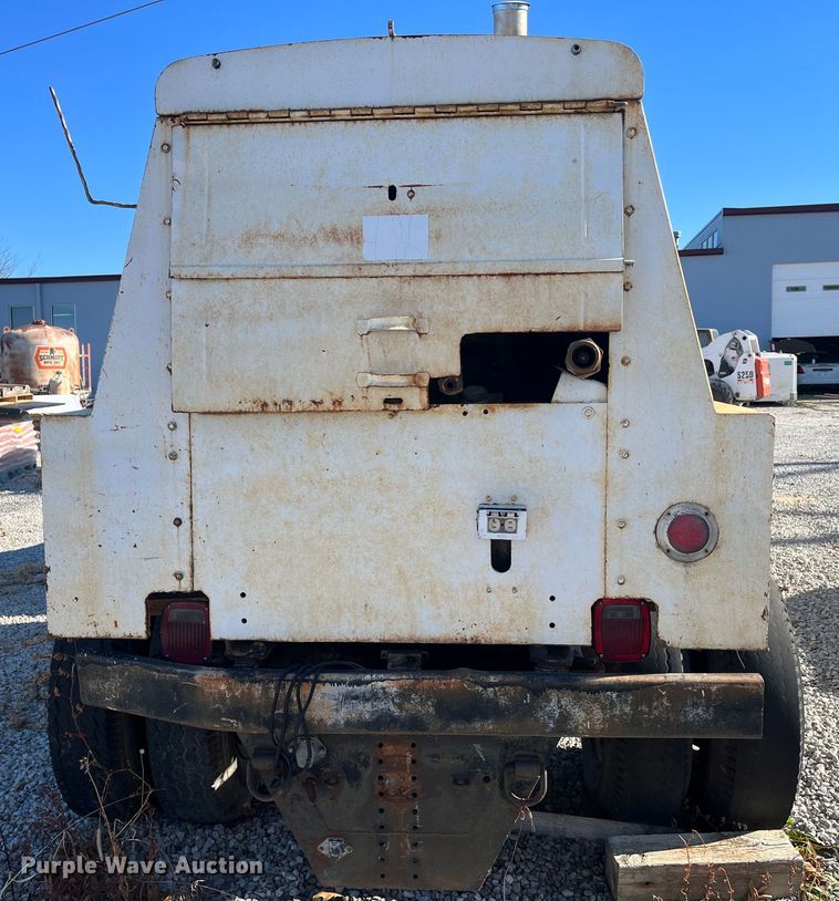 image for item MN9410 1981 Ford LN7000  truck cab and chassis