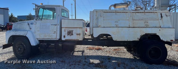 image for item MN9410 1981 Ford LN7000  truck cab and chassis