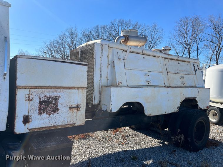 image for item MN9410 1981 Ford LN7000  truck cab and chassis