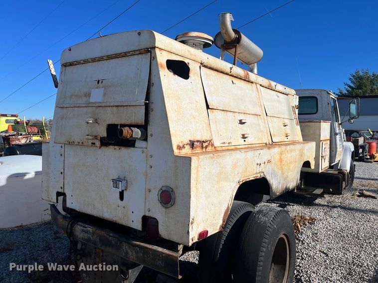 image for item MN9410 1981 Ford LN7000  truck cab and chassis