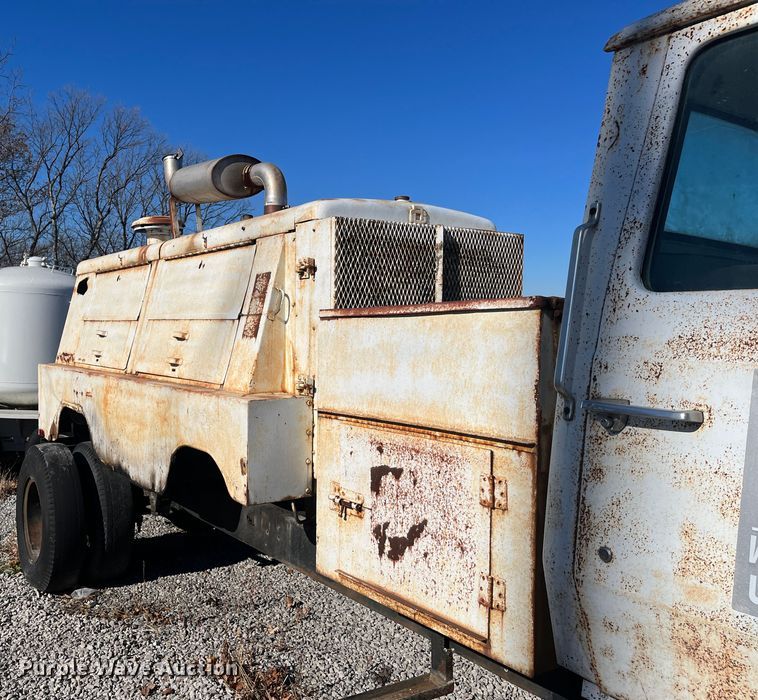 image for item MN9410 1981 Ford LN7000  truck cab and chassis