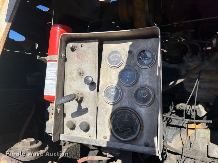 image for item MN9410 1981 Ford LN7000  truck cab and chassis