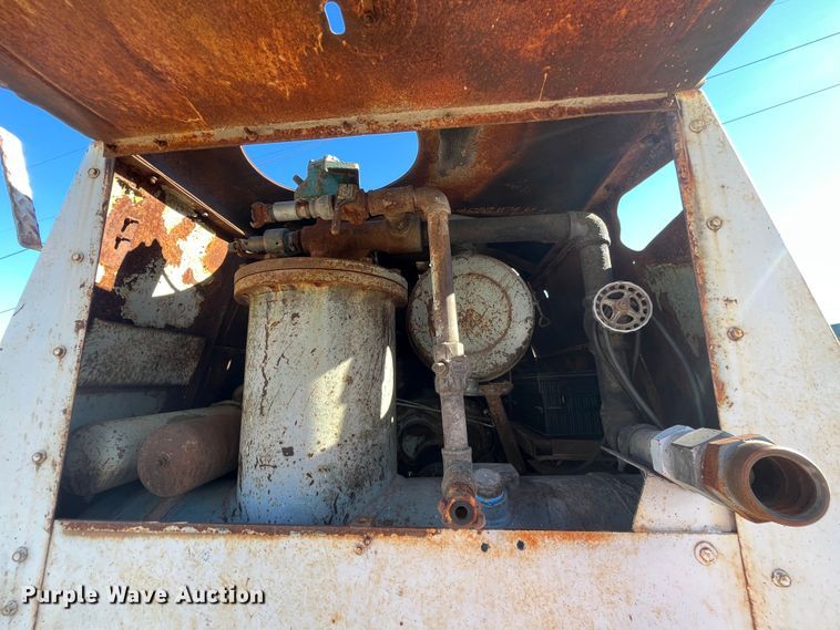 image for item MN9410 1981 Ford LN7000  truck cab and chassis