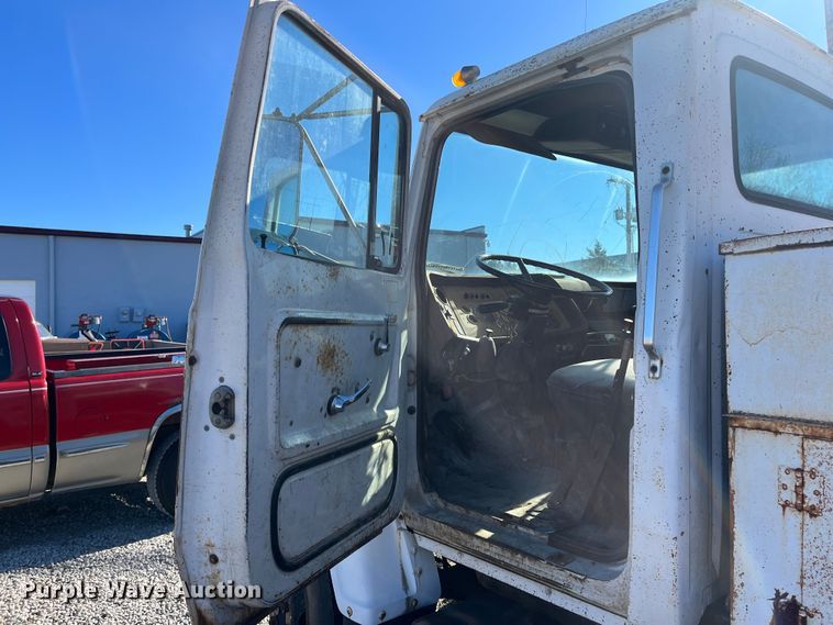 image for item MN9410 1981 Ford LN7000  truck cab and chassis