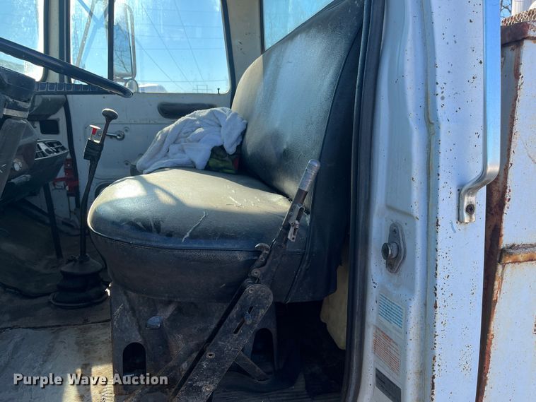 image for item MN9410 1981 Ford LN7000  truck cab and chassis