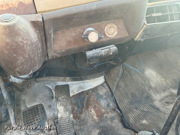 image for item MN9410 1981 Ford LN7000  truck cab and chassis