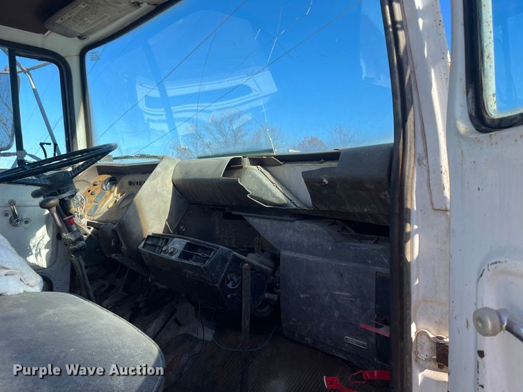 image for item MN9410 1981 Ford LN7000  truck cab and chassis