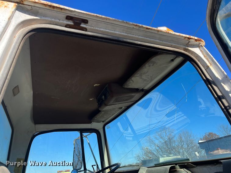 image for item MN9410 1981 Ford LN7000  truck cab and chassis