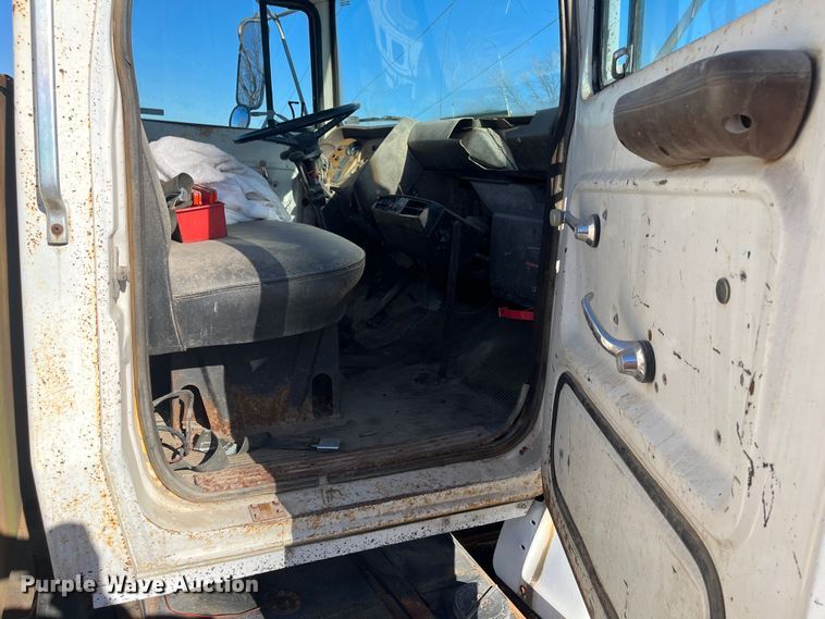 image for item MN9410 1981 Ford LN7000  truck cab and chassis