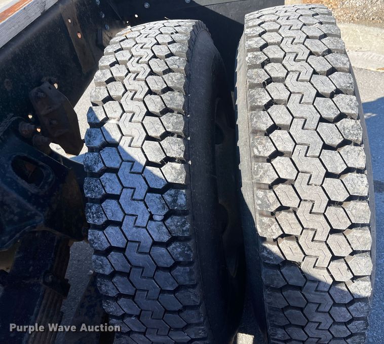 image for item MN9413 1996 Chevrolet Kodiak C6500  truck cab and chassis