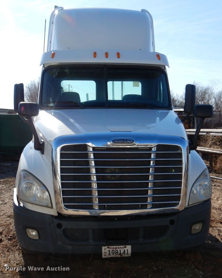image for item MT9979 2012 Freightliner Cascadia 125  semi truck