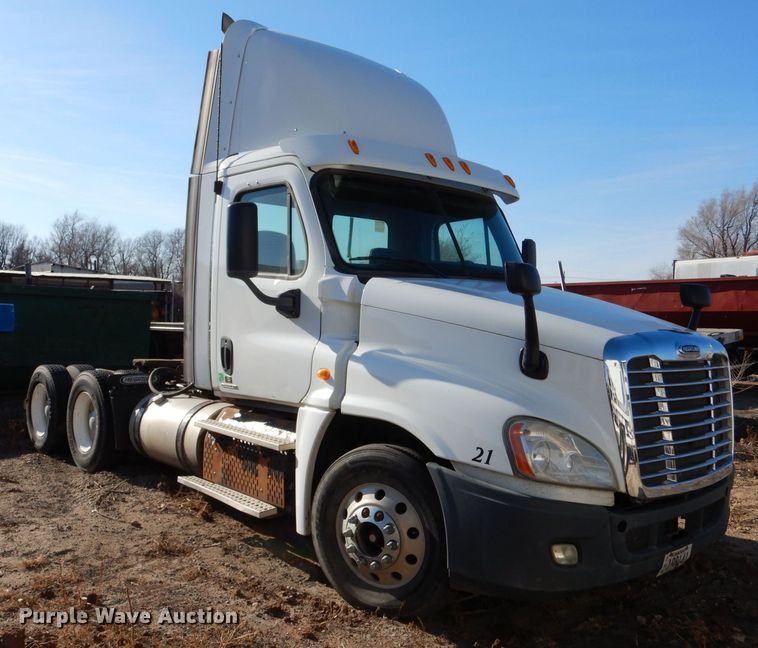 image for item MT9979 2012 Freightliner Cascadia 125  semi truck