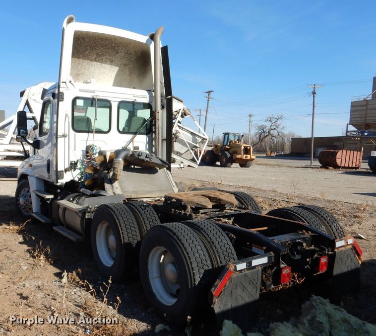 image for item MT9979 2012 Freightliner Cascadia 125  semi truck