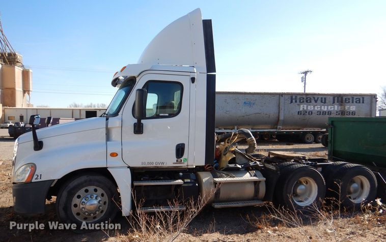 image for item MT9979 2012 Freightliner Cascadia 125  semi truck