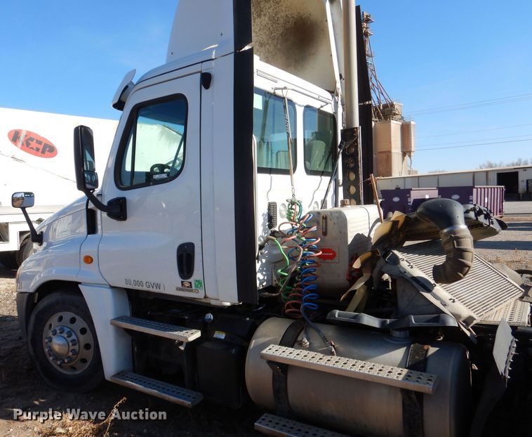 image for item MT9979 2012 Freightliner Cascadia 125  semi truck