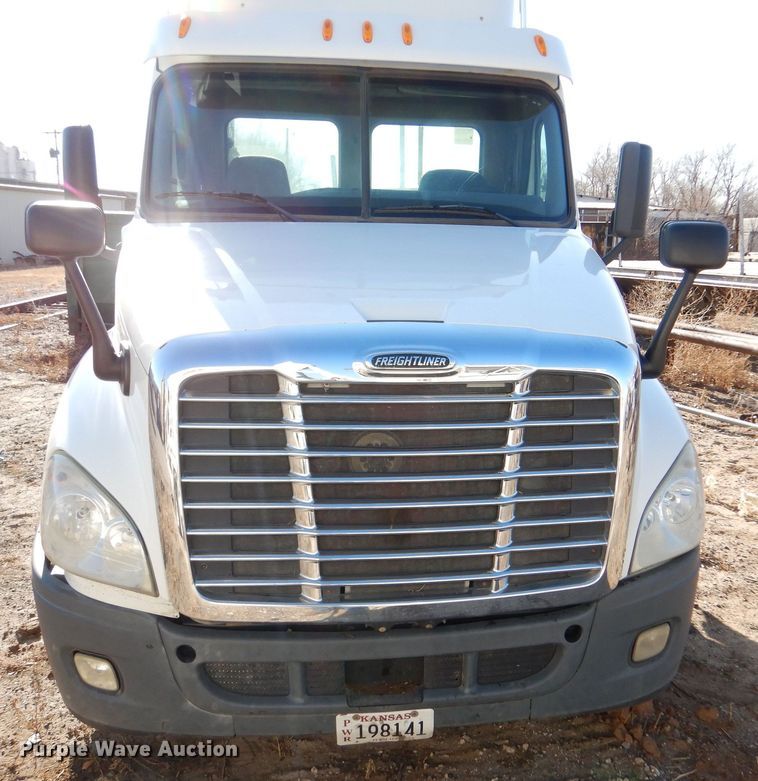 image for item MT9979 2012 Freightliner Cascadia 125  semi truck