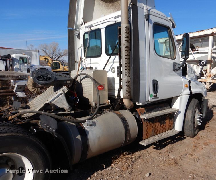 image for item MT9979 2012 Freightliner Cascadia 125  semi truck
