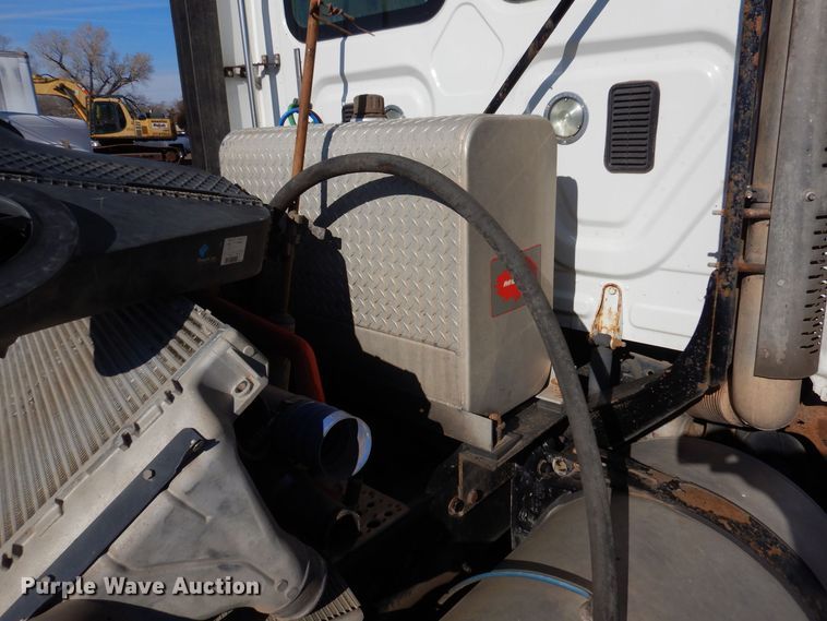 image for item MT9979 2012 Freightliner Cascadia 125  semi truck