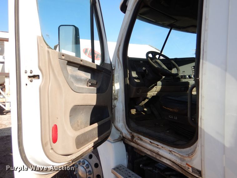 image for item MT9979 2012 Freightliner Cascadia 125  semi truck