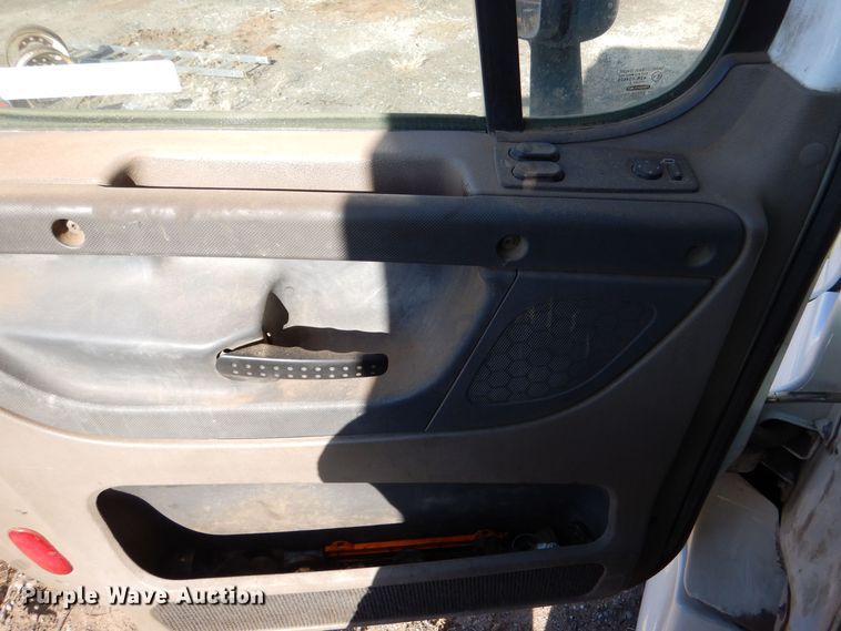 image for item MT9979 2012 Freightliner Cascadia 125  semi truck