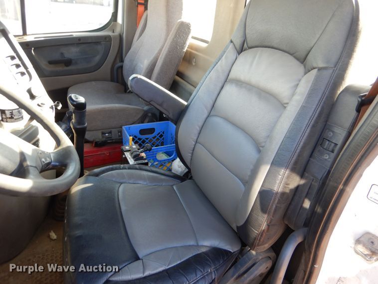 image for item MT9979 2012 Freightliner Cascadia 125  semi truck