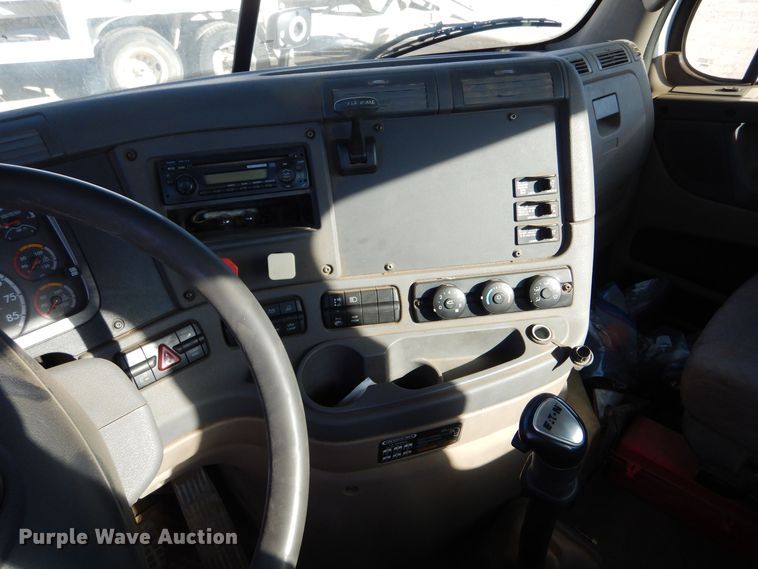 image for item MT9979 2012 Freightliner Cascadia 125  semi truck