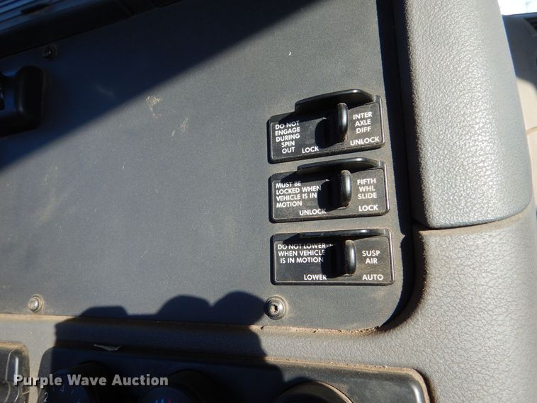 image for item MT9979 2012 Freightliner Cascadia 125  semi truck