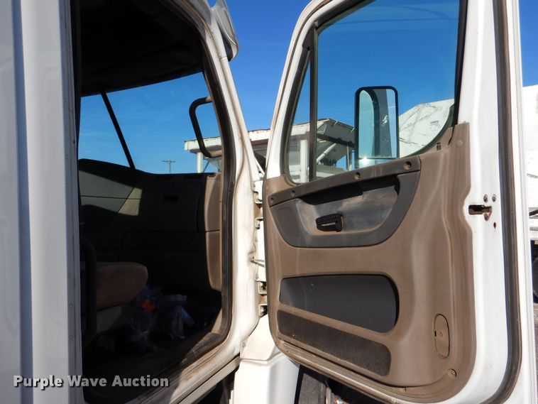 image for item MT9979 2012 Freightliner Cascadia 125  semi truck