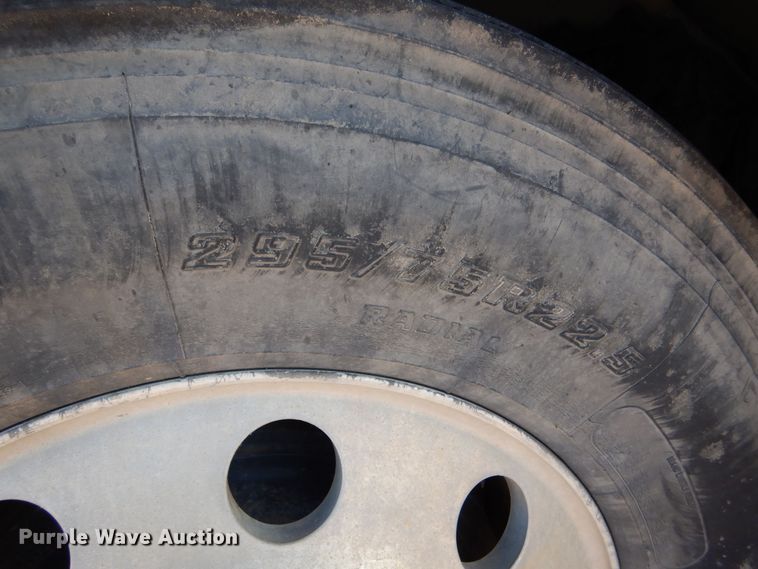 image for item MT9979 2012 Freightliner Cascadia 125  semi truck