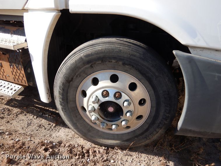 image for item MT9979 2012 Freightliner Cascadia 125  semi truck