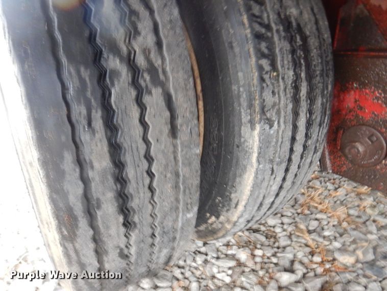 image for item MW9378 2006 Manac 13248801  drop deck trailer