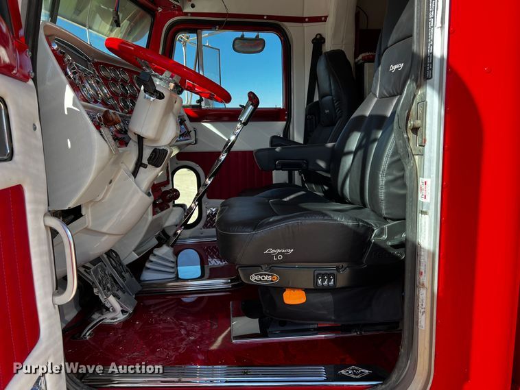 image for item DO8893 2002 Peterbilt 379  semi truck