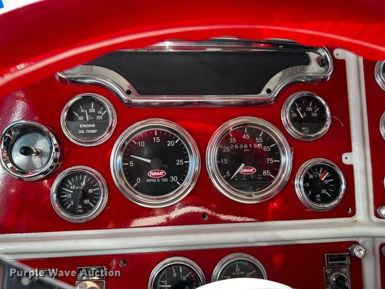 image for item DO8893 2002 Peterbilt 379  semi truck