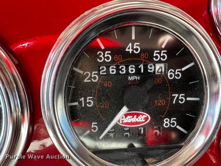 image for item DO8893 2002 Peterbilt 379  semi truck