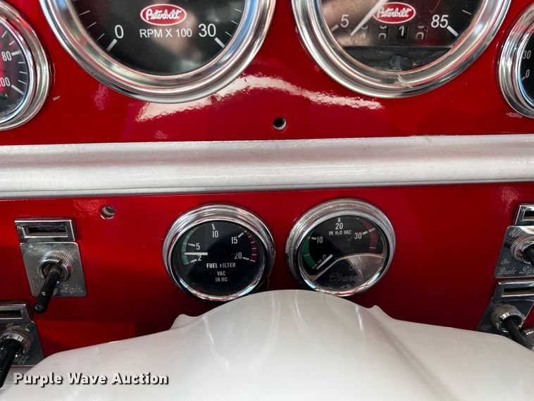 image for item DO8893 2002 Peterbilt 379  semi truck