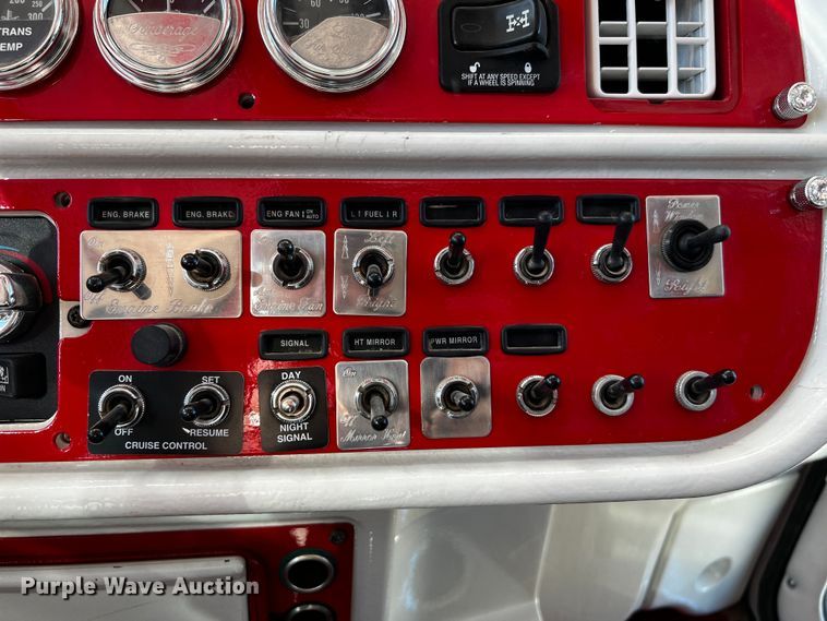 image for item DO8893 2002 Peterbilt 379  semi truck