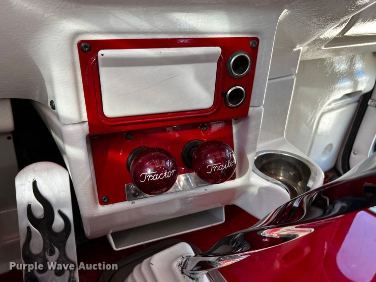 image for item DO8893 2002 Peterbilt 379  semi truck