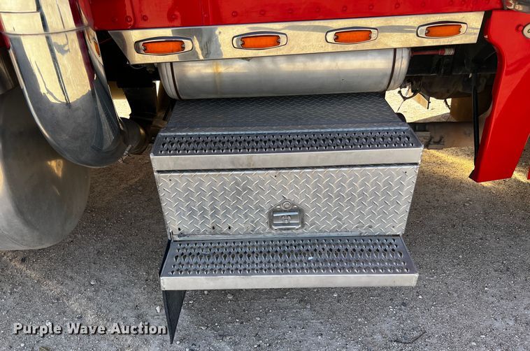 image for item DO8893 2002 Peterbilt 379  semi truck