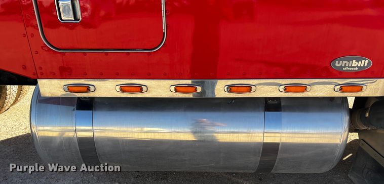 image for item DO8893 2002 Peterbilt 379  semi truck