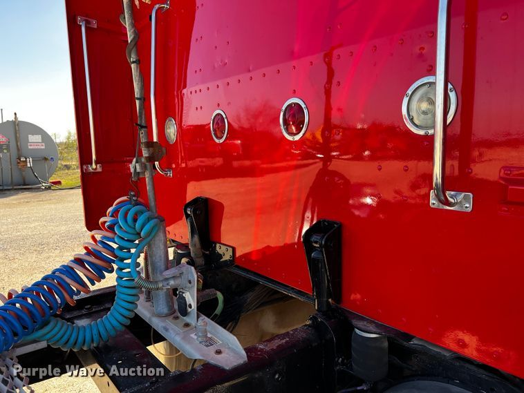 image for item DO8893 2002 Peterbilt 379  semi truck