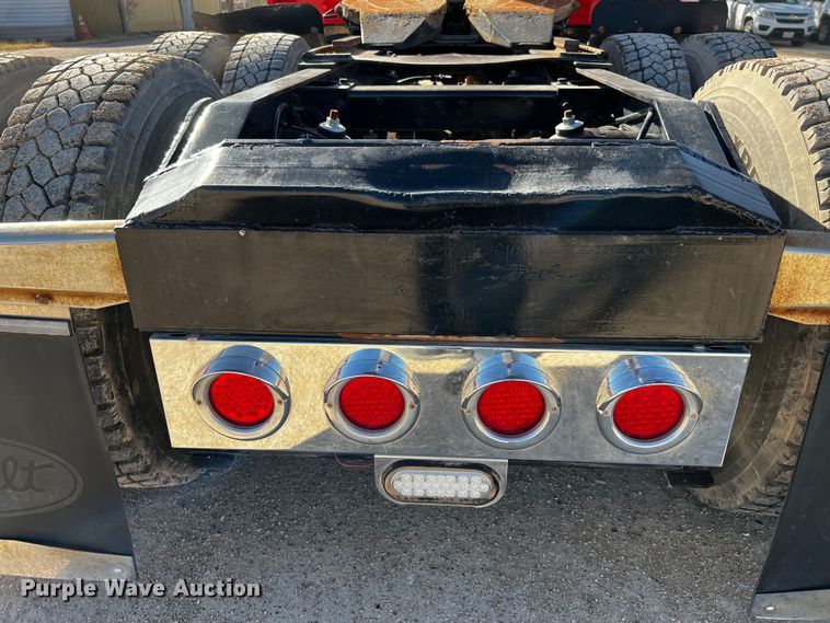 image for item DO8893 2002 Peterbilt 379  semi truck