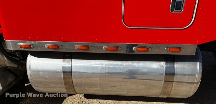 image for item DO8893 2002 Peterbilt 379  semi truck