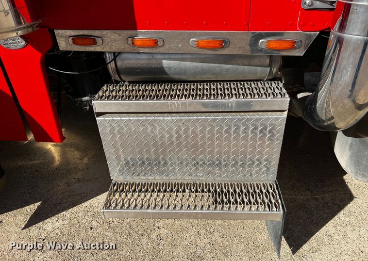 image for item DO8893 2002 Peterbilt 379  semi truck